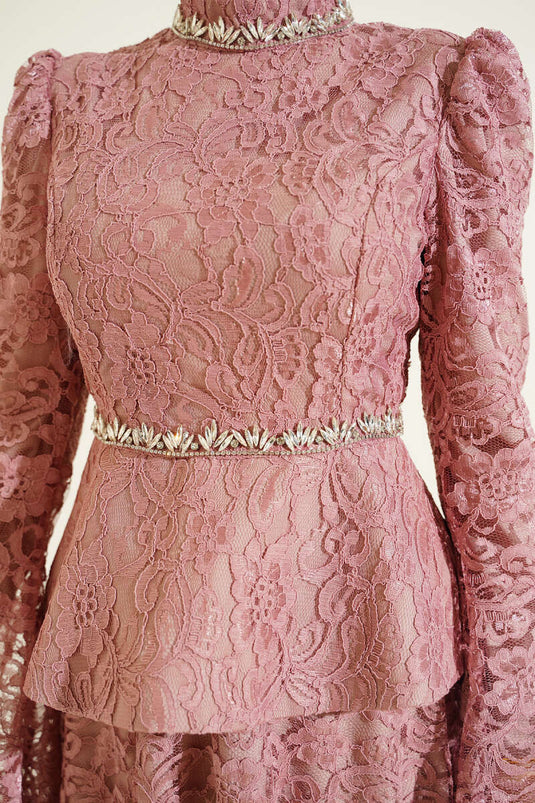 Ensemble de soirée deux pièces avec dentelle fleurie et pierres, couleur vieux rose