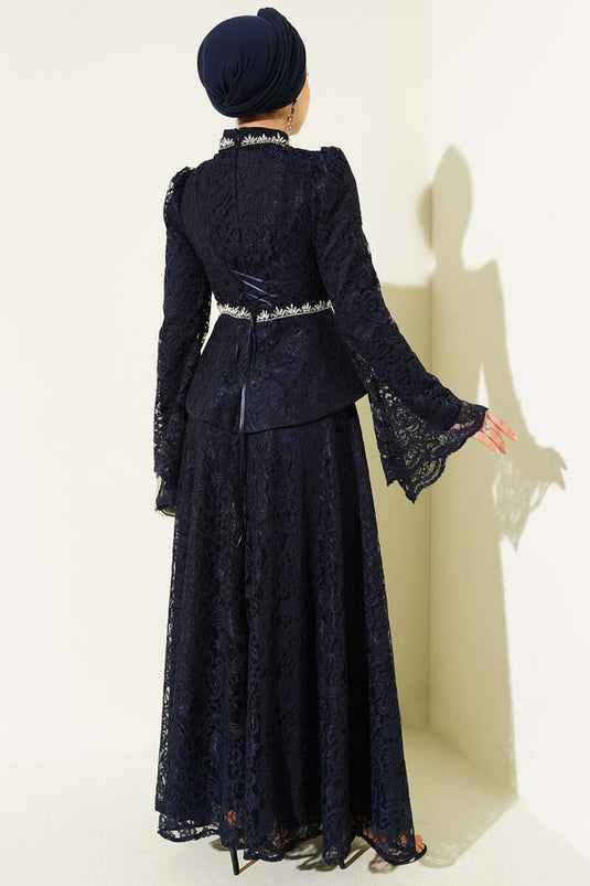 Completo da cerimonia blu scuro con pizzo floreale e pietre, composto da due pezzi
