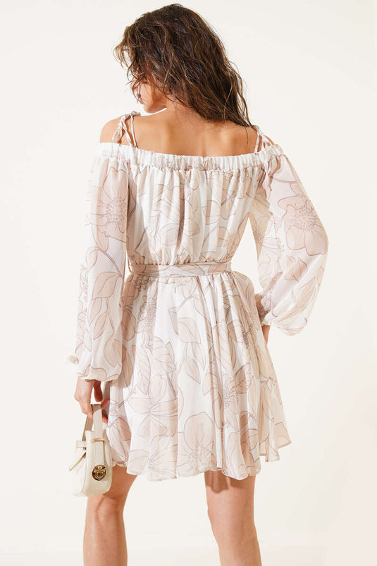 فستان شيفون بياقة قارب ونقشة زهور باللون البيج