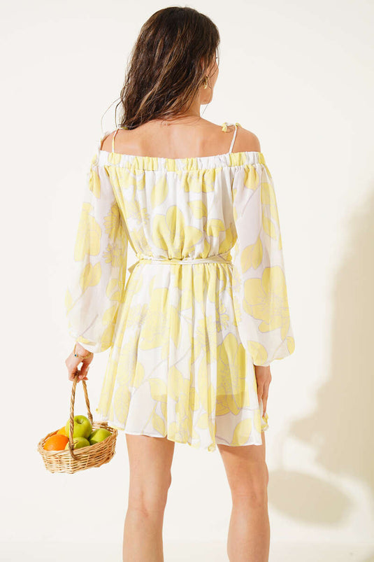 فستان شيفون بفتحة رقبة قارب ونقشة زهور باللون الأصفر