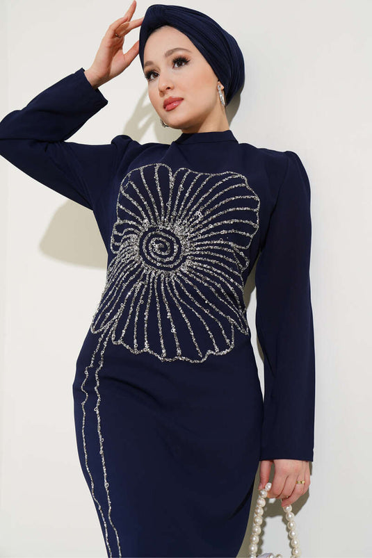 فستان أزرق داكن بنقشة زهور وأحجار كريمة بمقاس كبير