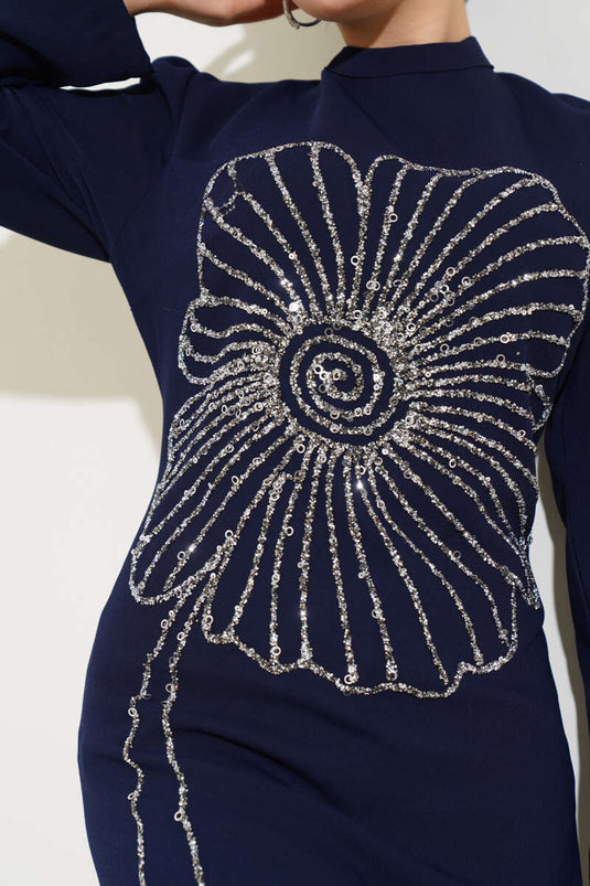 فستان أزرق داكن بنقشة زهور وأحجار كريمة بمقاس كبير