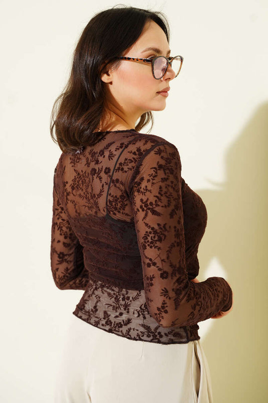 بلوزة بأكمام طويلة من التُل بنقشة الأزهار بلون بني داكن
