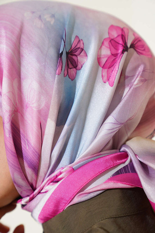 وشاح من قماش التويل بنقشة زهور باللون الفوشيا