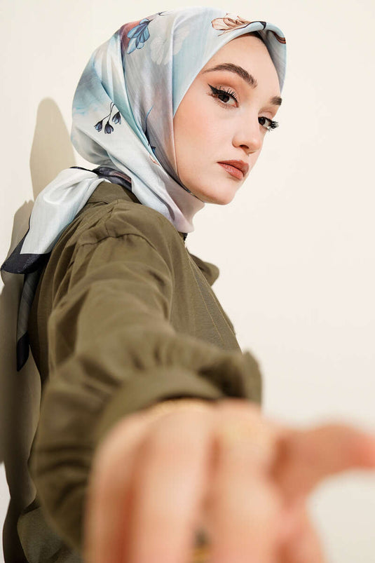 Marineblauer Twill-Schal mit Blumenmuster