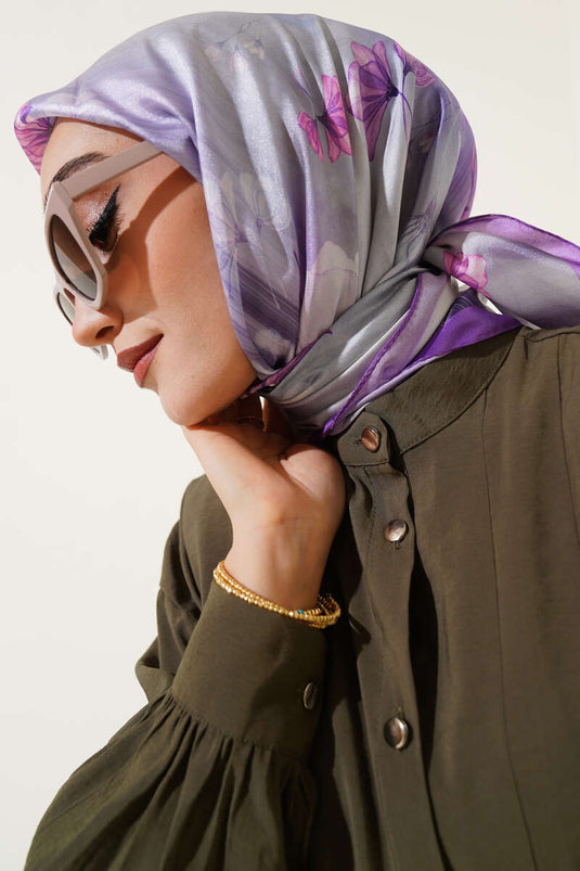 Fliederfarbener Twill-Schal mit Blumenmuster