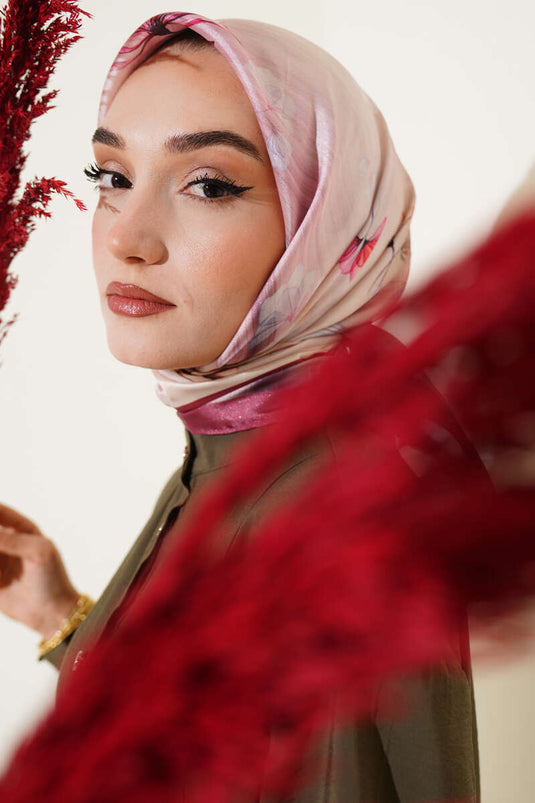 وشاح من قماش التويل بنقشة زهور باللون الأرجواني