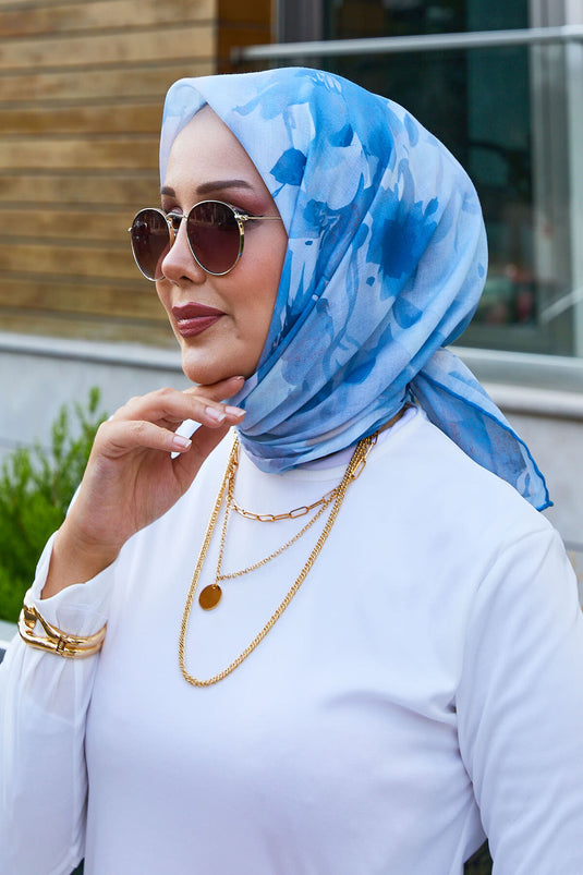 وشاح أزرق منقوش بالزهور