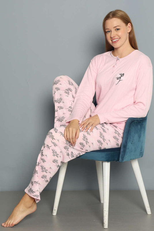 طقم بيجاما وردي اللون بنقوش زهور مضلعة