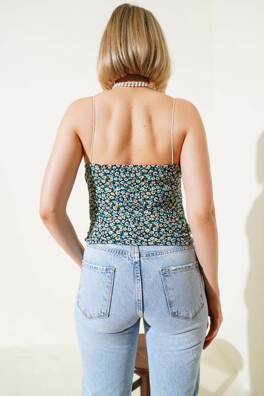 بلوزة سوداء مزينة بنقشة زهور وحمالات