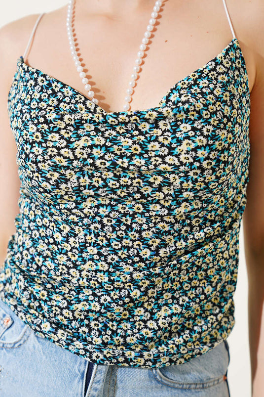 بلوزة سوداء مزينة بنقشة زهور وحمالات