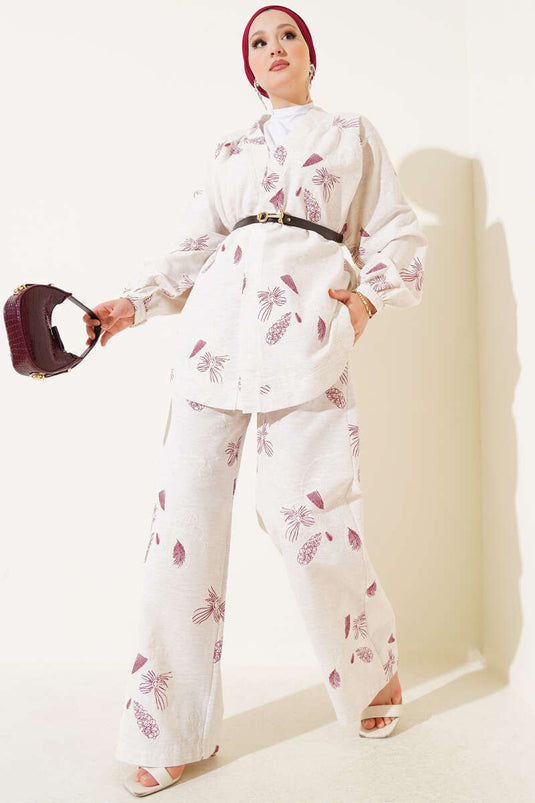 Zweiteiliger Anzug mit Blumenmuster und Prägung in Weinrot