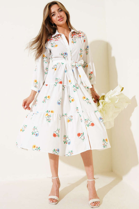 Weißes, geblümtes, tailliertes Midikleid mit Lagenlook und Gürtel