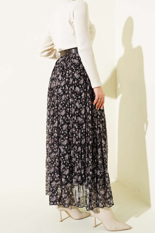 تنورة شيفون مطوية بنقشة الأزهار باللون الأسود