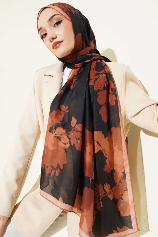 شال مضلع بنقوش زهرية، لون لاتيه