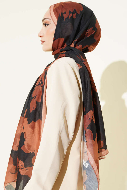 شال مضلع بنقوش زهرية، لون لاتيه