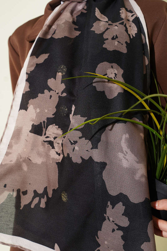 شال ريبانا بنقشة زهور أسود بيج