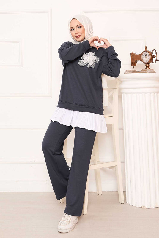 بدلة أويشو رمادية مع تنورة مطوية وتفاصيل زهور