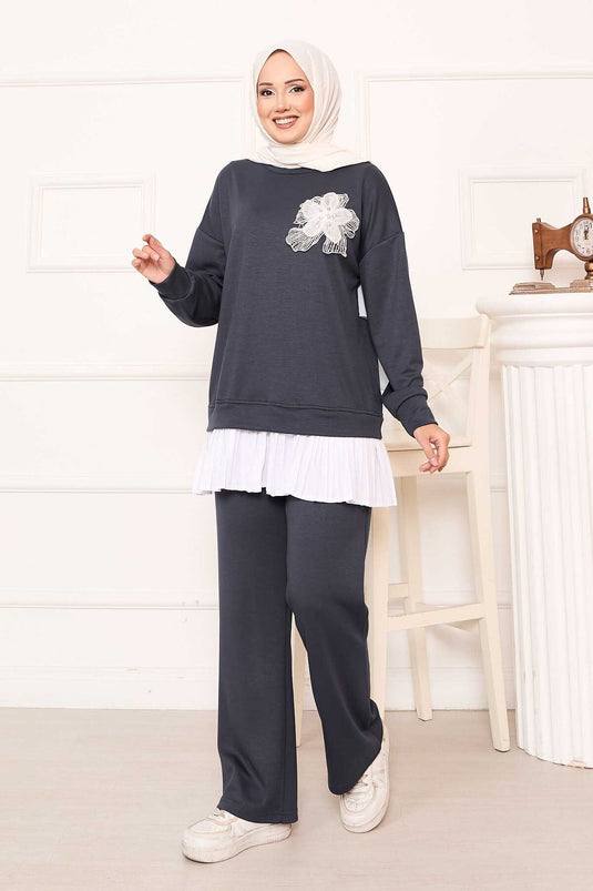 بدلة أويشو رمادية مع تنورة مطوية وتفاصيل زهور