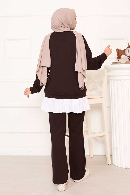 بدلة أويشو بنية اللون مع تنورة مطوية وتفاصيل زهور