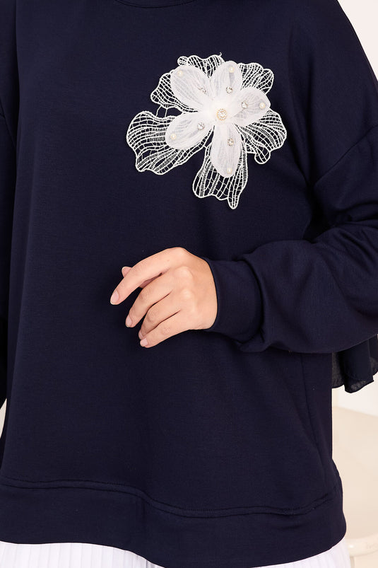 بدلة أويشو مع تنورة مطوية وتفاصيل زهور، أزرق داكن