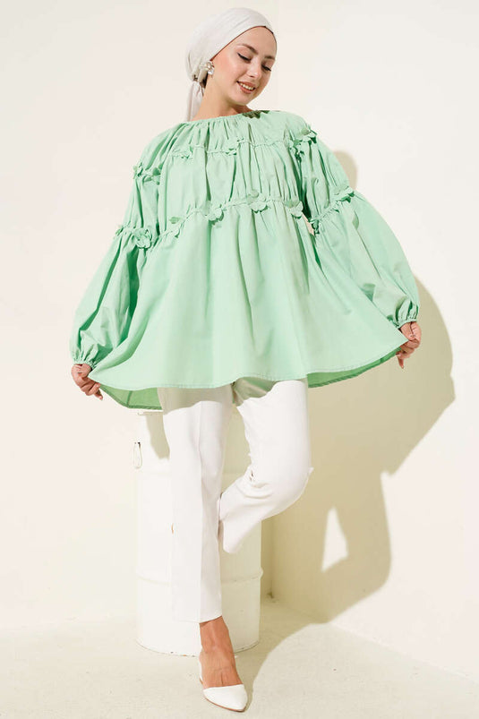 تونيك أخضر بأكمام مرنة وتفاصيل زهور