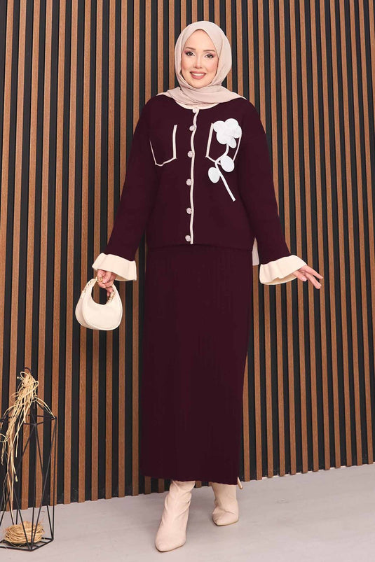 Bloemdetail van parelmoer met knopen, gebreid hijabpak in bordeauxrood