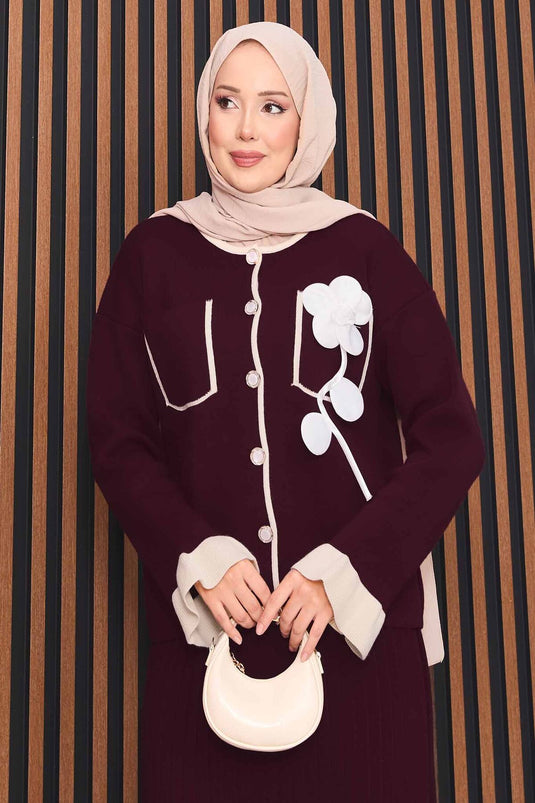 Bloemdetail van parelmoer met knopen, gebreid hijabpak in bordeauxrood
