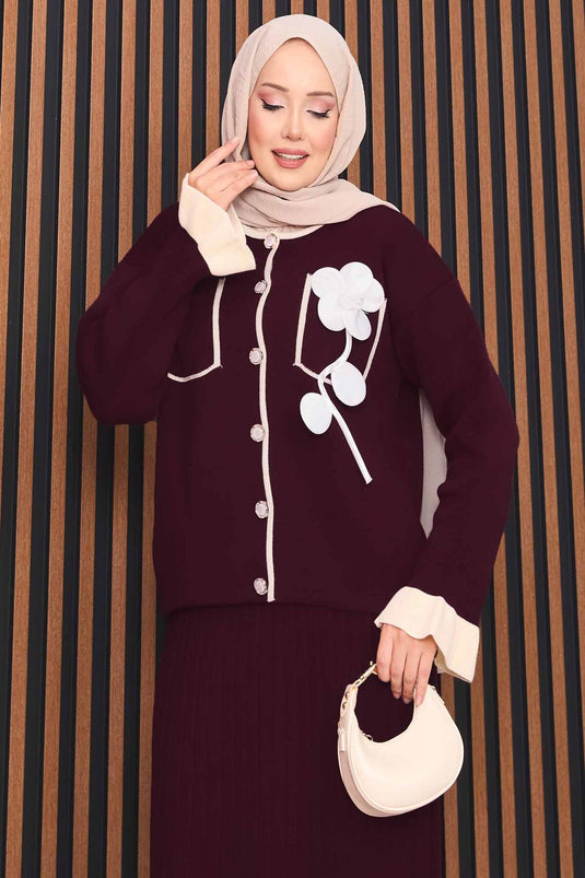 بدلة حجاب محبوكة بأزرار من عرق اللؤلؤ بتفاصيل زهور، لون عنابي