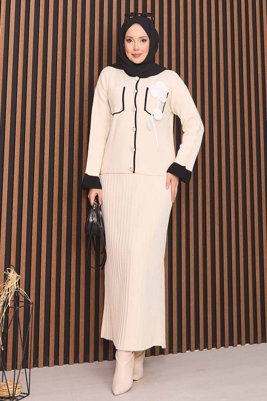 طقم حجاب محبوك بأزرار من عرق اللؤلؤ بتفاصيل زهور، لون بيج فاتح