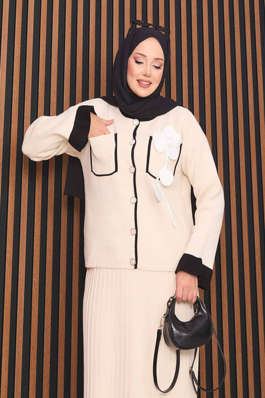 طقم حجاب محبوك بأزرار من عرق اللؤلؤ بتفاصيل زهور، لون بيج فاتح