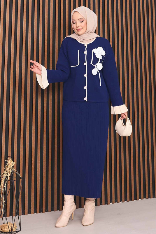 بدلة حجاب محبوكة بأزرار من عرق اللؤلؤ بتفاصيل زهور باللون الأزرق الداكن