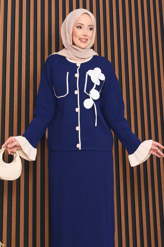 بدلة حجاب محبوكة بأزرار من عرق اللؤلؤ بتفاصيل زهور باللون الأزرق الداكن