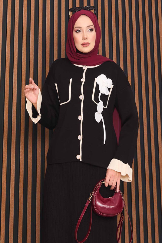 بدلة حجاب محبوكة بأزرار من عرق اللؤلؤ بتفاصيل زهور باللون الأسود