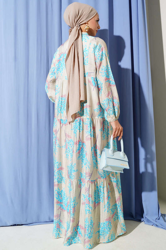 Hellblaues Kleid mit halber Knopfleiste und floralen Details