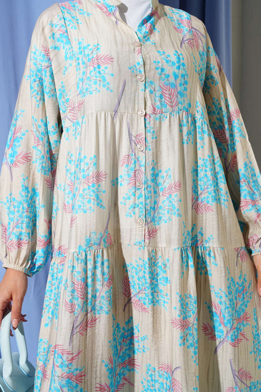 Hellblaues Kleid mit halber Knopfleiste und floralen Details