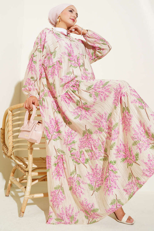 Rosa Kleid mit halber Knopfleiste und floralen Details