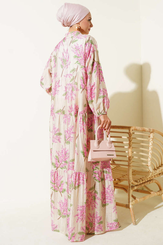 Rosa Kleid mit halber Knopfleiste und floralen Details