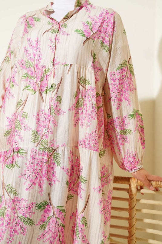 Rosa Kleid mit halber Knopfleiste und floralen Details