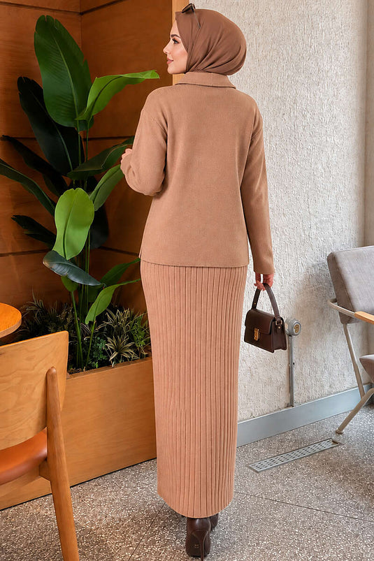 Conjunto De Falda De Punto Con Botones Dorados Y Estampado Floral En Latte