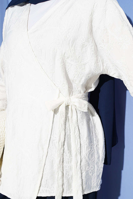 Çiçek İşlemeli Bağlamalı Kimono Beyaz