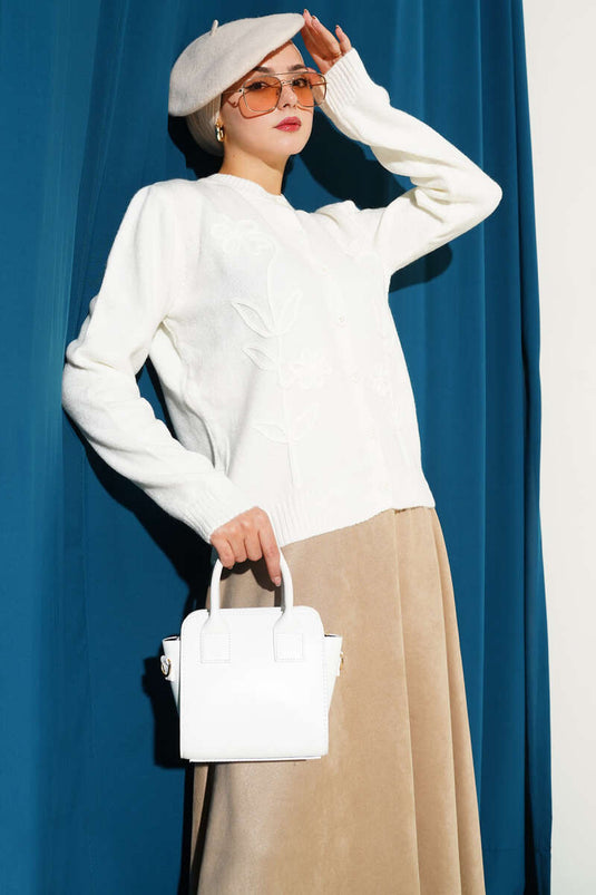 كارديجان قصير محبوك بتطريزات زهرية، لون بيج فاتح