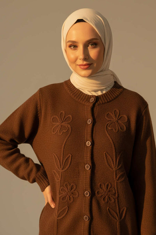 كنزة محبوكة قصيرة مطرزة بالزهور - قهوة