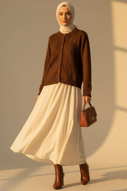 Cardigan court en maille brodée de fleurs marron