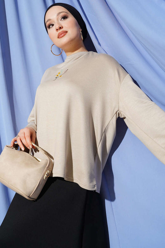 بلوزة لويشا مطرزة بالزهور باللون البيج