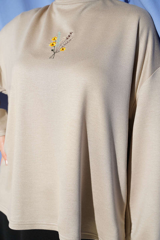 بلوزة لويشا مطرزة بالزهور باللون البيج