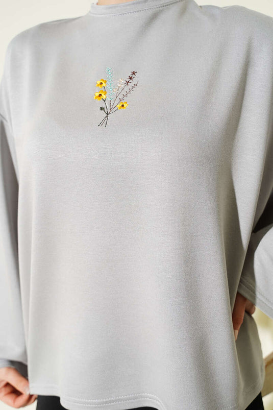 بلوزة لويشا مطرزة بالزهور باللون الرمادي