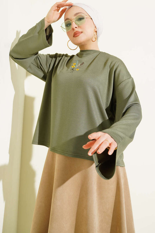 بلوزة لويشا مطرزة بالزهور باللون الأخضر الزيتوني