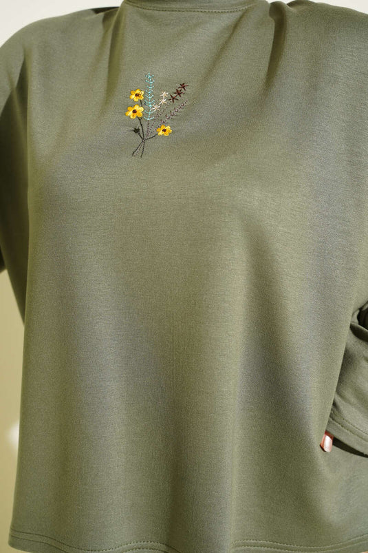 بلوزة لويشا مطرزة بالزهور باللون الأخضر الزيتوني