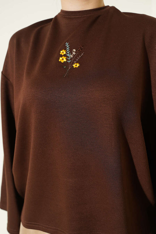 بلوزة لويشا مطرزة بالزهور باللون البني